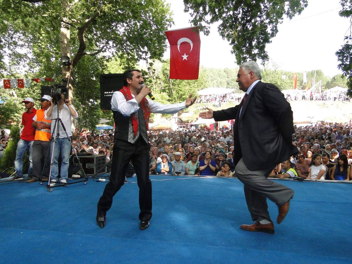 Sart Beldesinde Coşkulu Kutlama