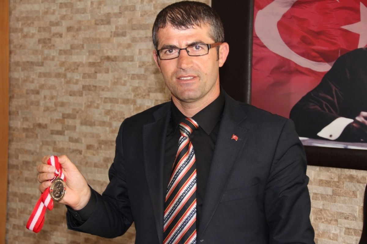 Takım Elbisesini Çıkarıp Spora Koşuyor