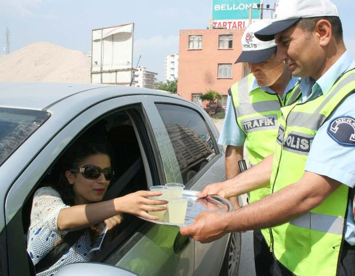 Trafik Polisinden Ceza Yerine Limonata İkramı