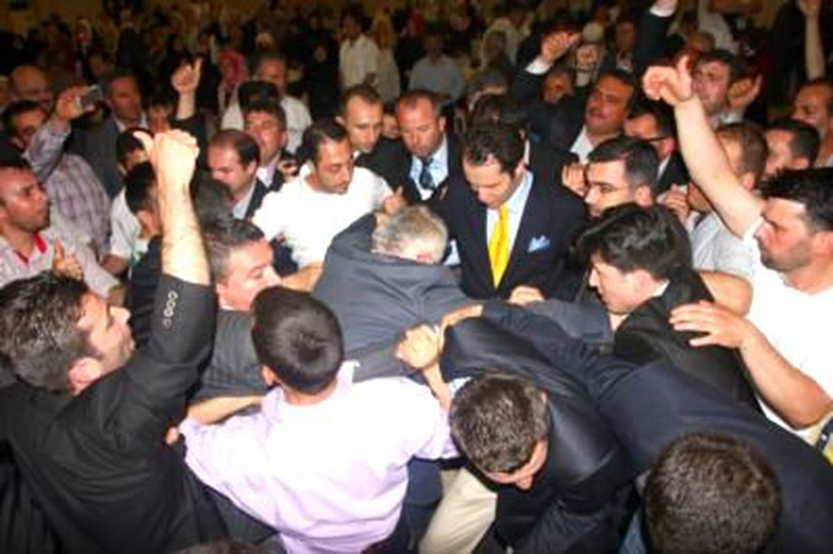 ' Üç Tane Generali Hapse Atmakla 28 Şubat Yargılanmaz'
