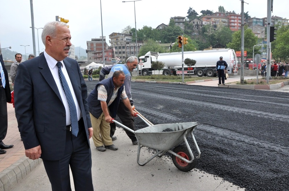Uğur Mumcu Kavşağı\'na Asfalt Çalışması Yapıldı
