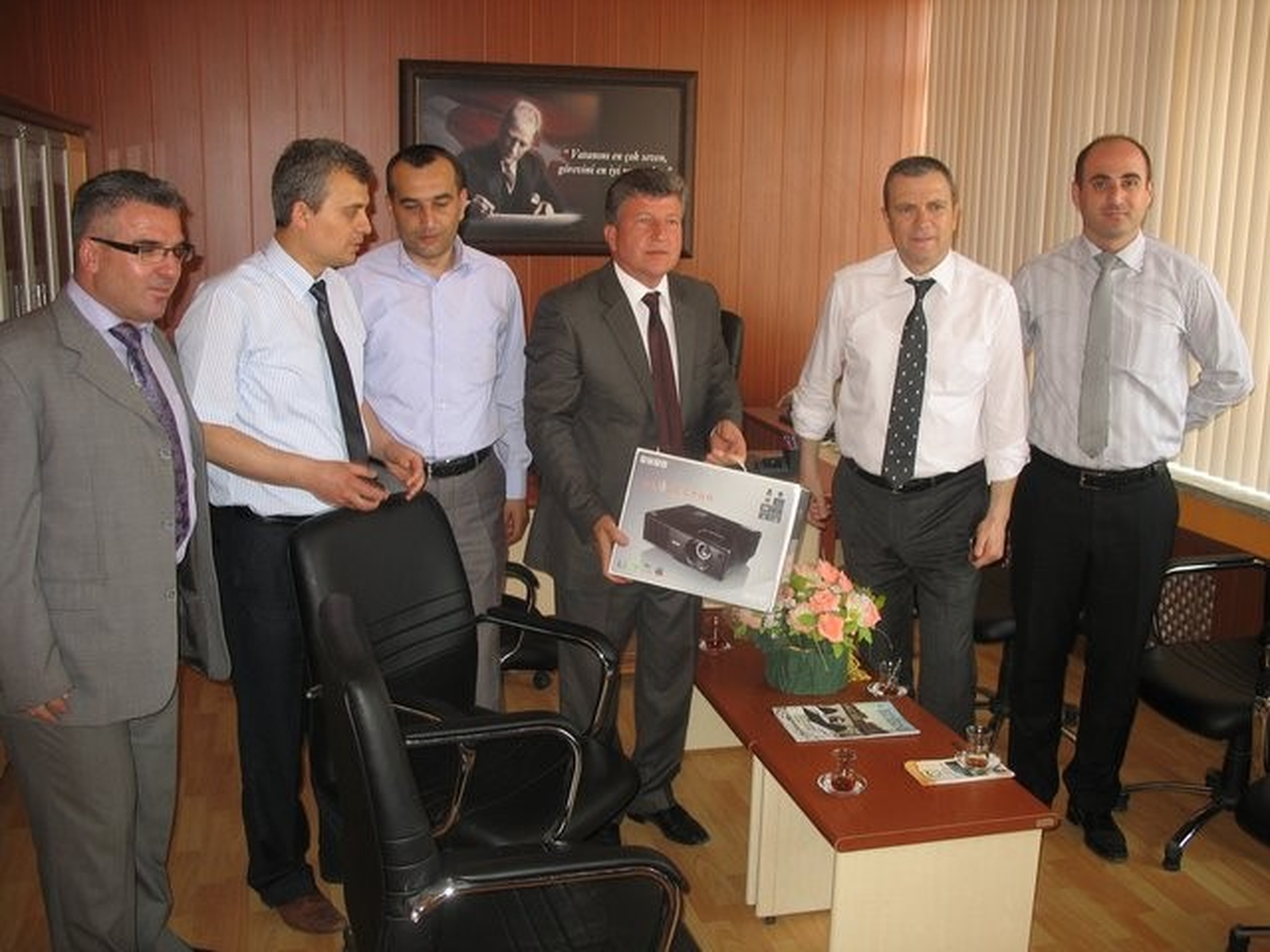 Uzunköprü Belediyesinden Meslek Lisesine Projeksiyon Cihazı