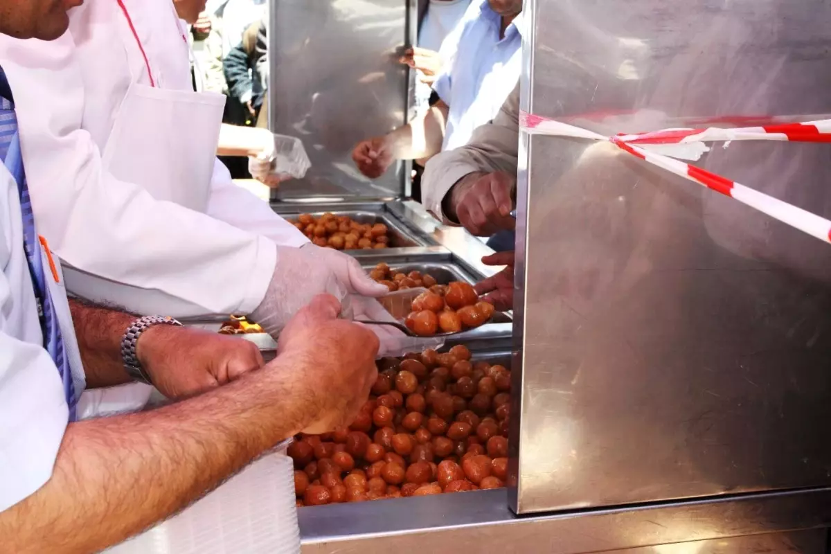 Vakıf Haftası Nedeniyle Kastamonu'da Tatlı Dağıtıldı