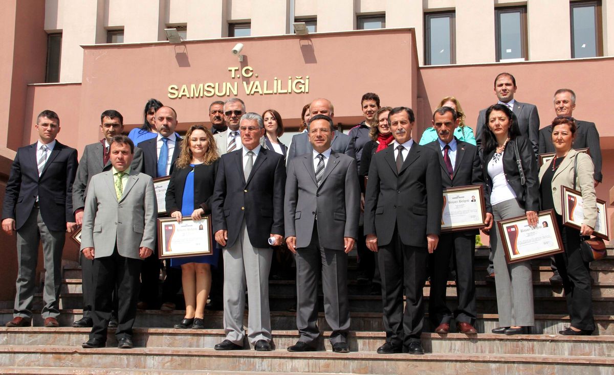 Vali Aksoy\'dan Başarılı Öğretmenlere Başarı Belgesi