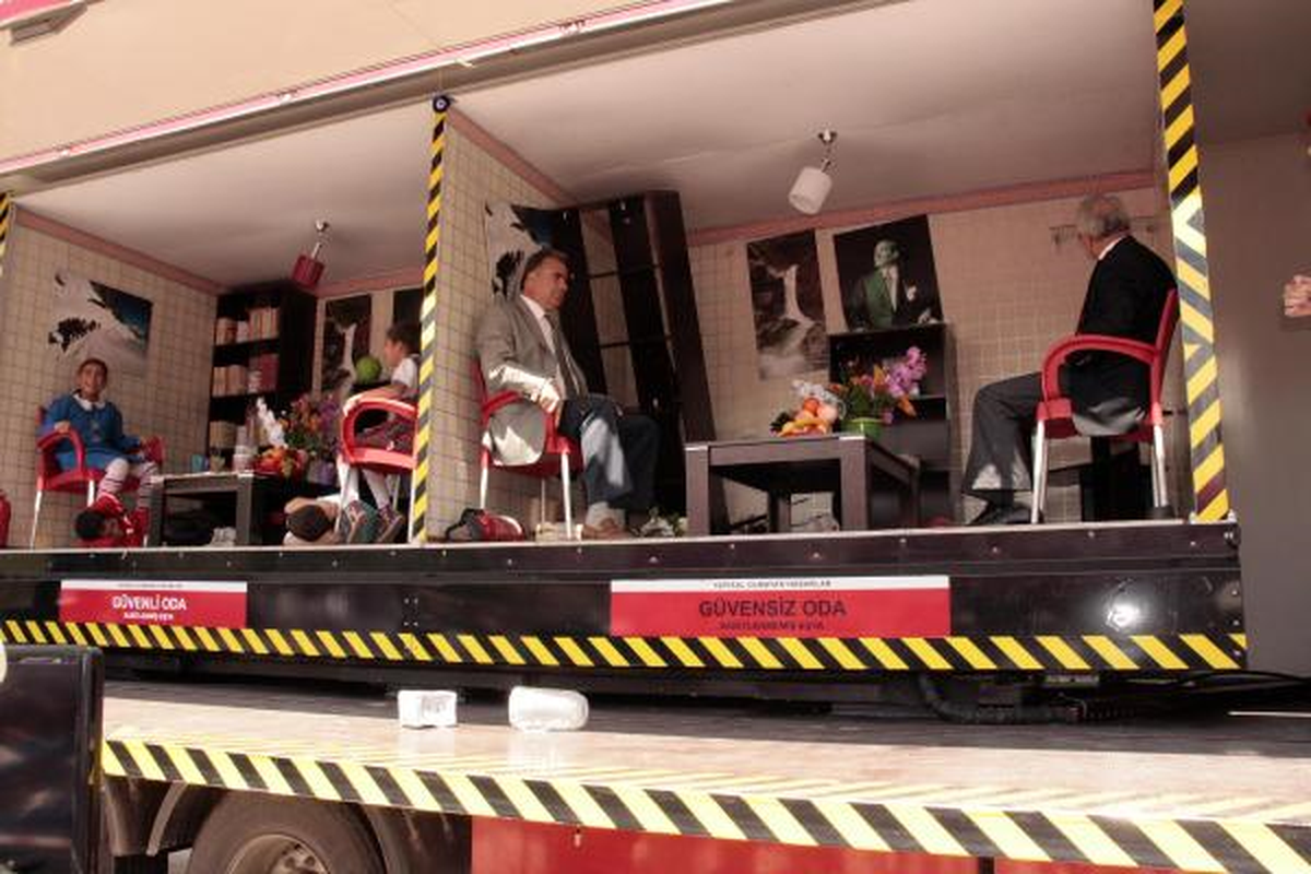 Vali, Deprem Simülatör Tır'ında 7,4'ü Yaşadı