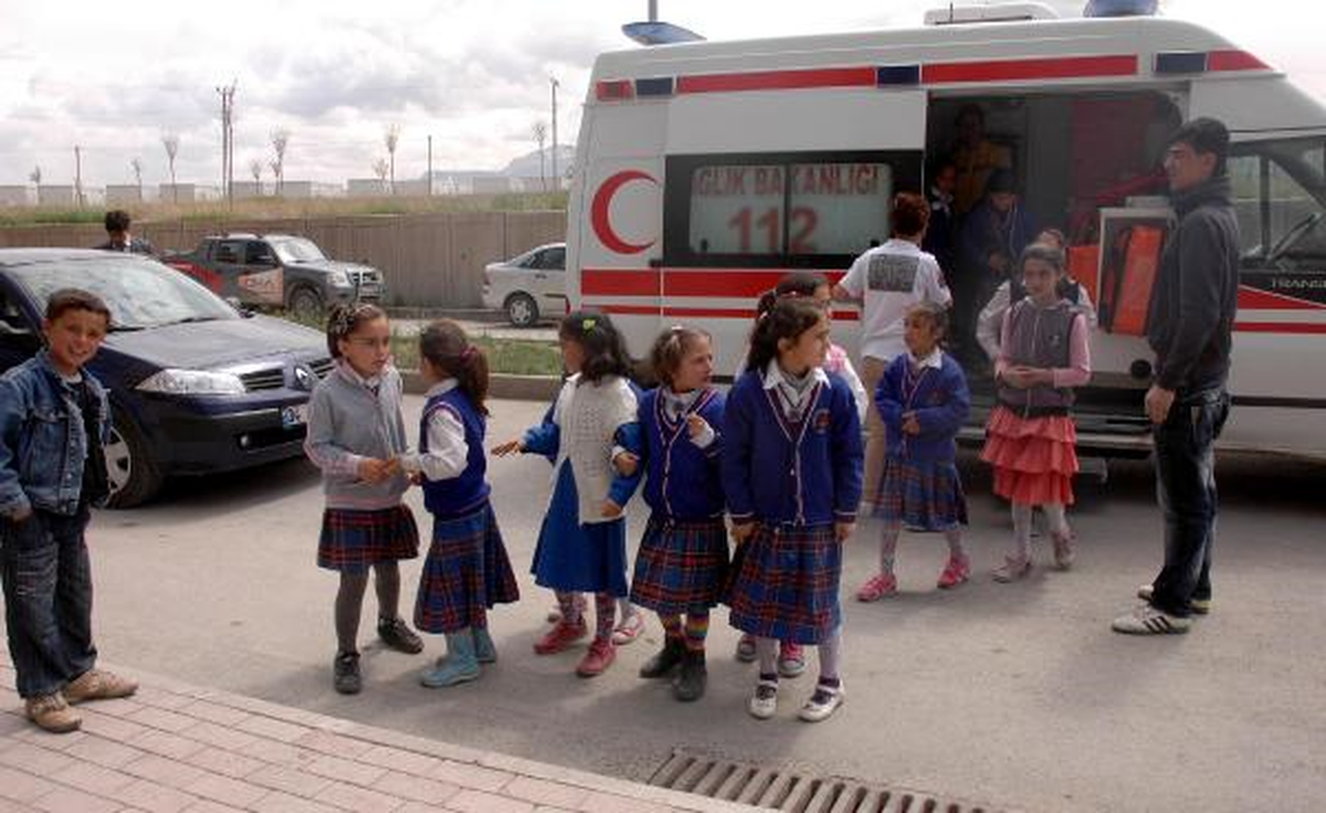 Van\'da 30 Öğrenci Süt İçtikten Sonra Hastaneye Kaldırıldı
