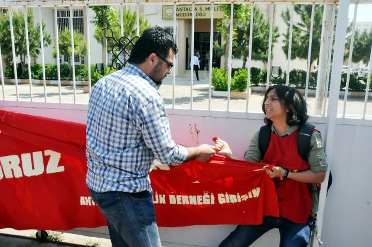 Zincirli Eylem Yapan Üniversite Öğrencisi, Memura Mukavemetten Tutuklandı