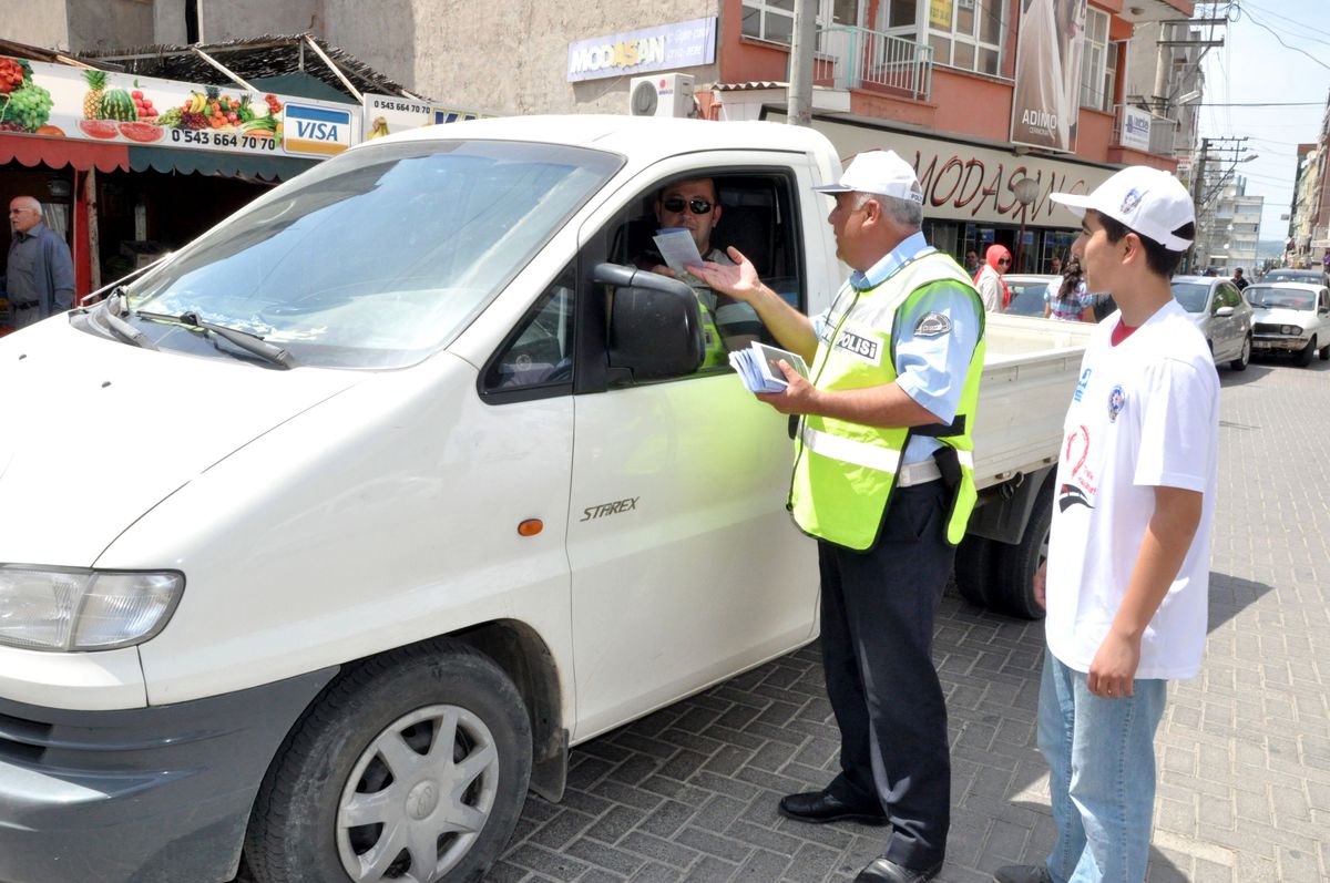 Aliağa\'da Sürücülere Uyarı Broşürü