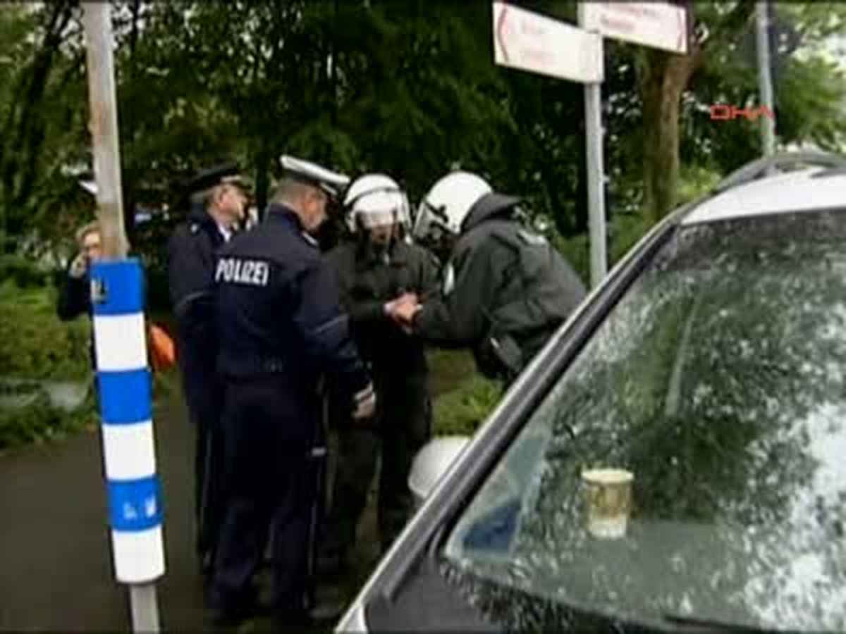 Almanya'da Polisi Bıçaklayan Selefi, Türk Asıllı