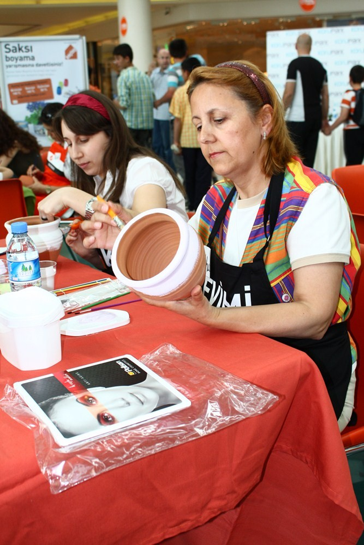 Anne ve Çocukları Saksıları Süsleyecek
