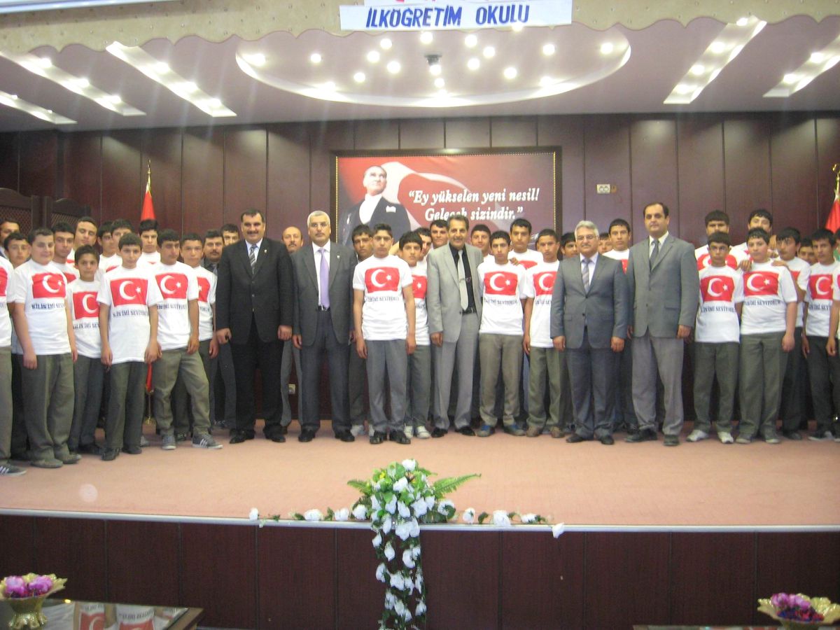 Atınç\'dan Öğrencilere Tişört Yardımı