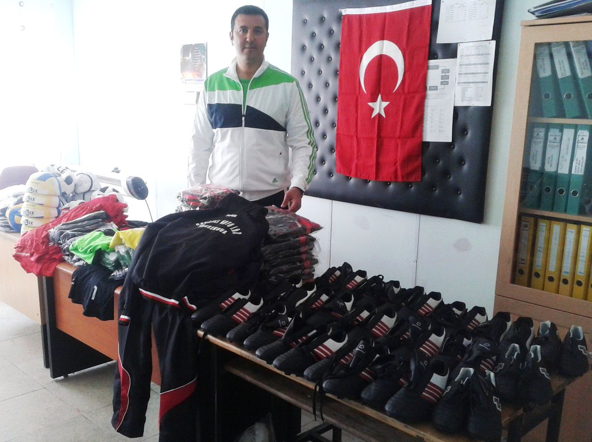 Bafra Belediyesi\'nden Hakkarili Öğrencilere Spor Malzemesi