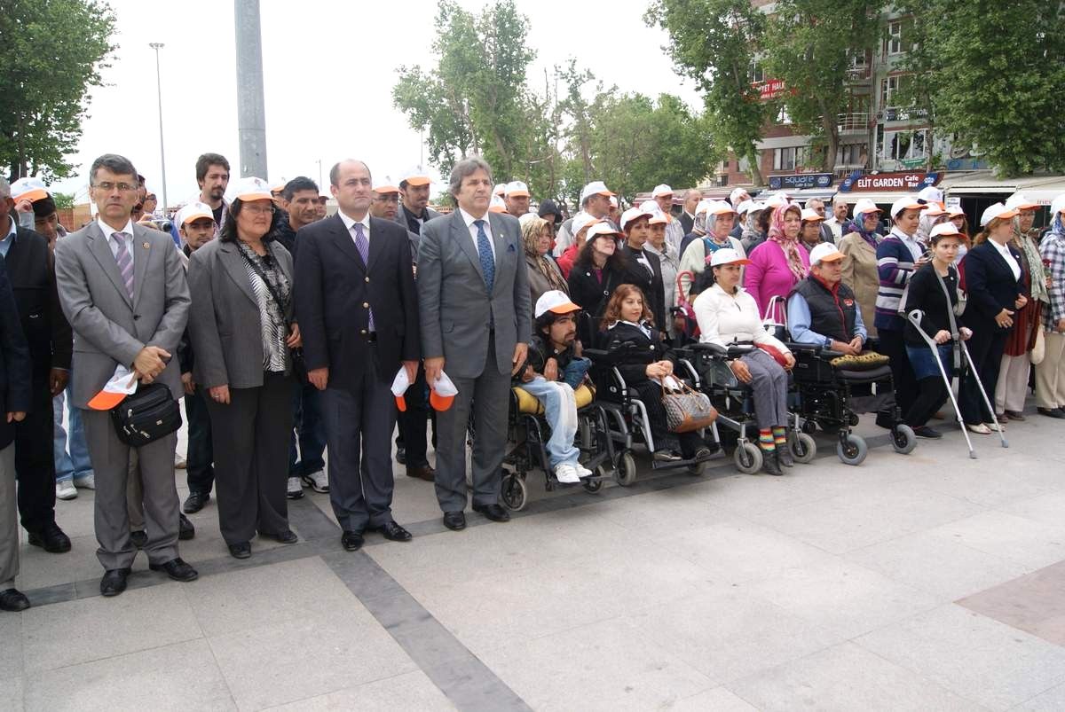 Bandırma\'da Engelliler Haftası Kutlamaları Yağmur Engeline Takıldı
