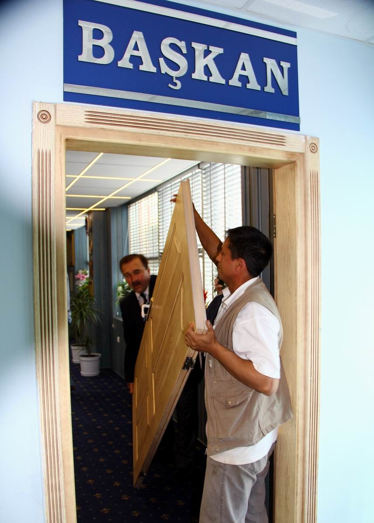Başkan Kılıç, Makam Odası Kapısını Çıkartıp Attı