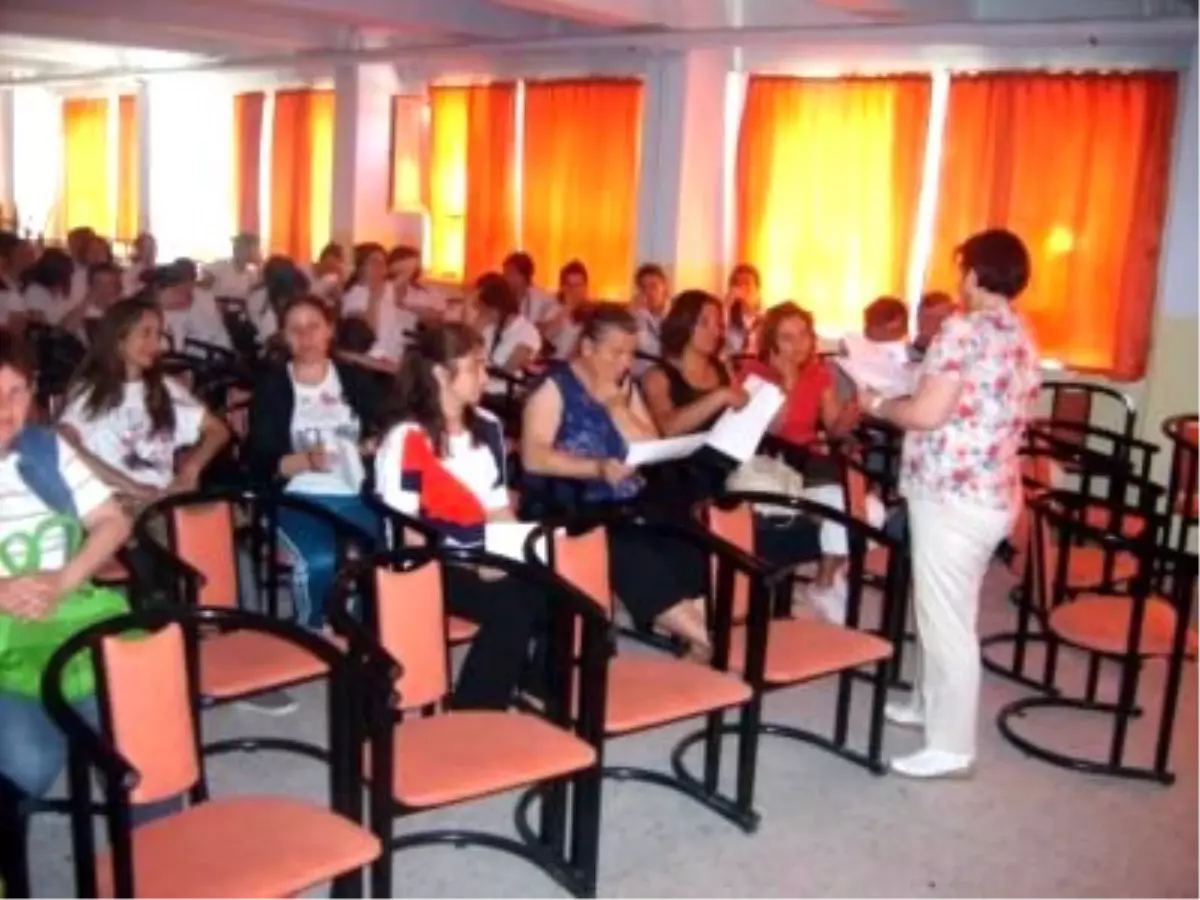 Burhaniye'de Anne ve Babalar Diploma Aldı