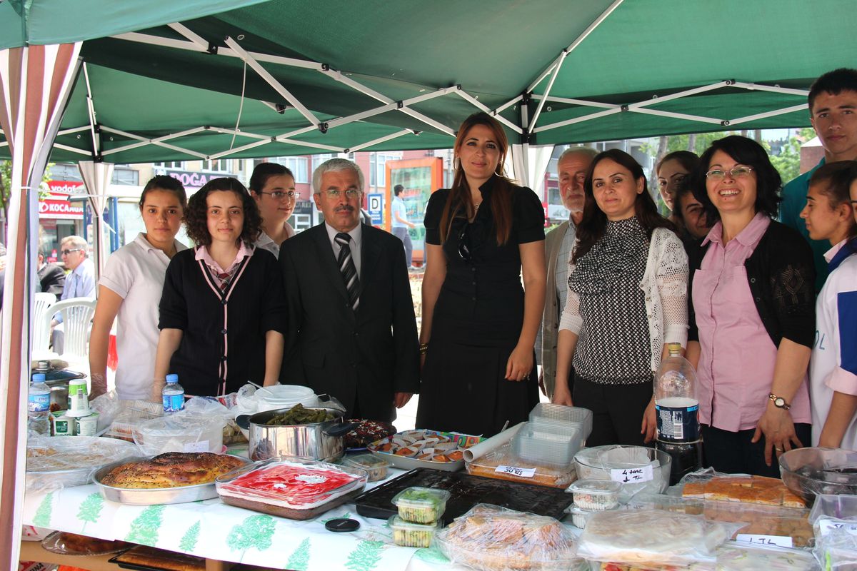 Çaycuma\'da Okul Yararına Kermes