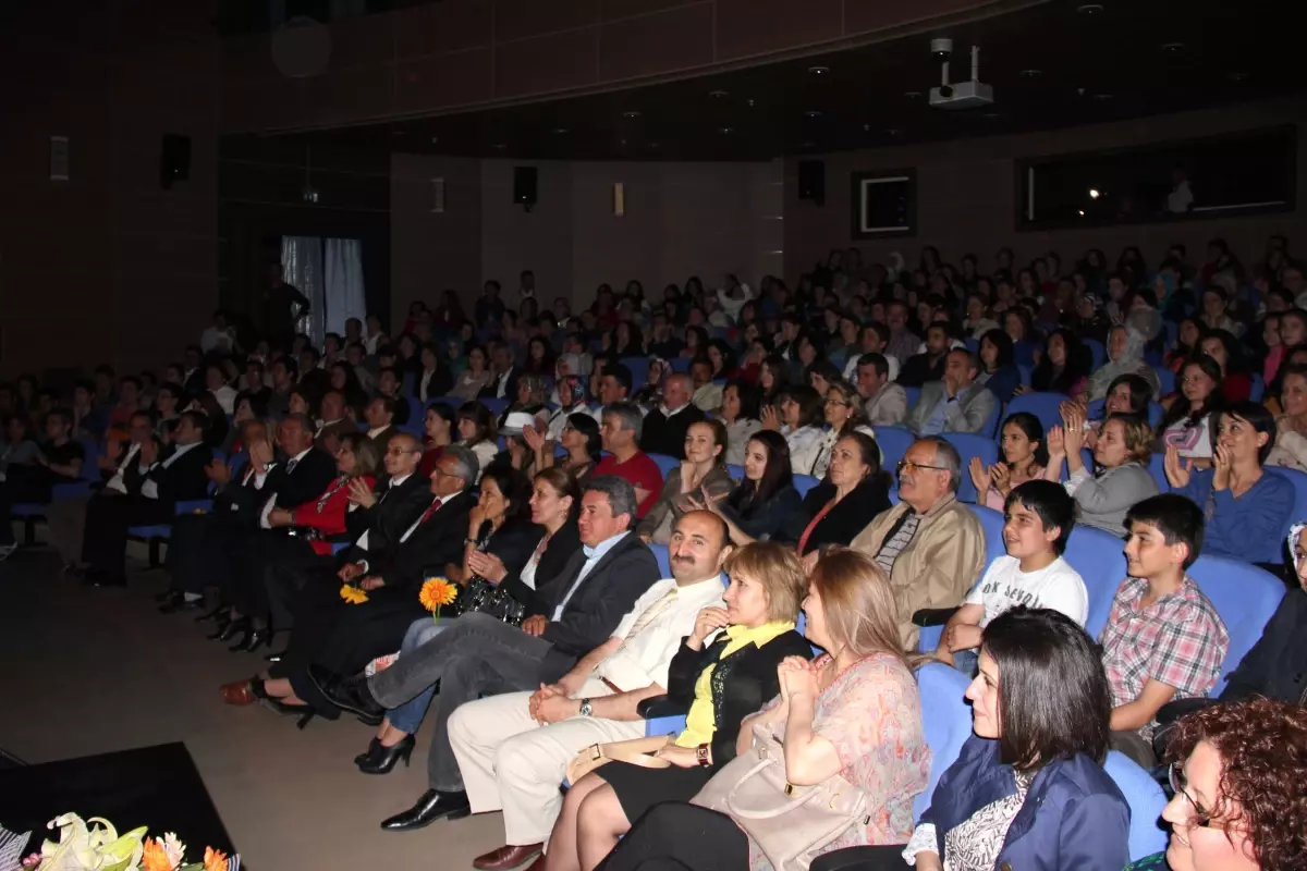 Çaycuma Kültür Sarayı Perdelerini Devlet Tiyatrosu ile Açtı