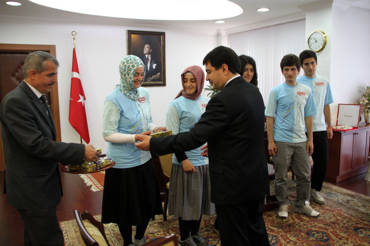Düzce'de Ygs'de Başarılı Öğrencilere Vali'den Ödül