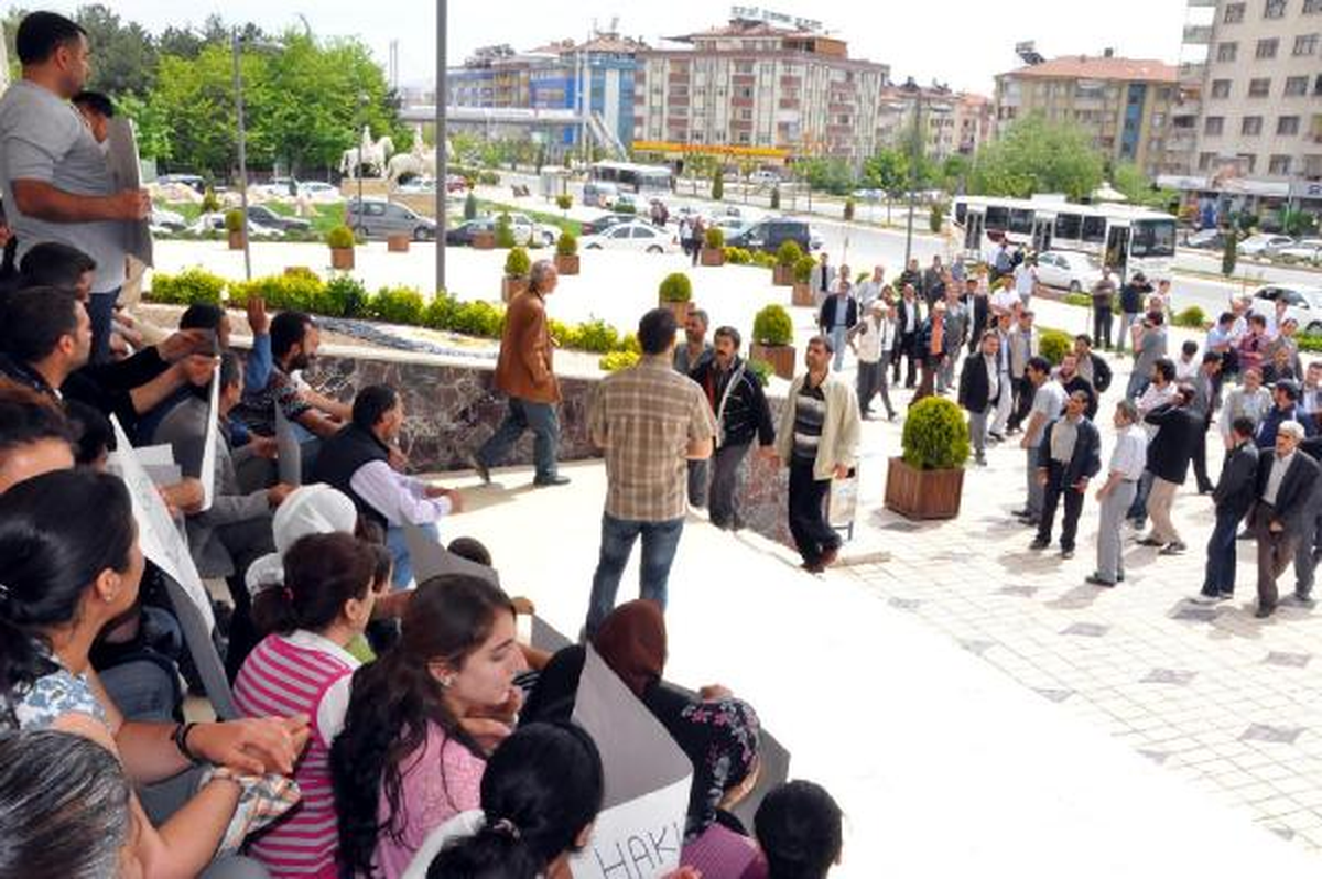 Elazığ Belediyesi'ne Çifte Protesto