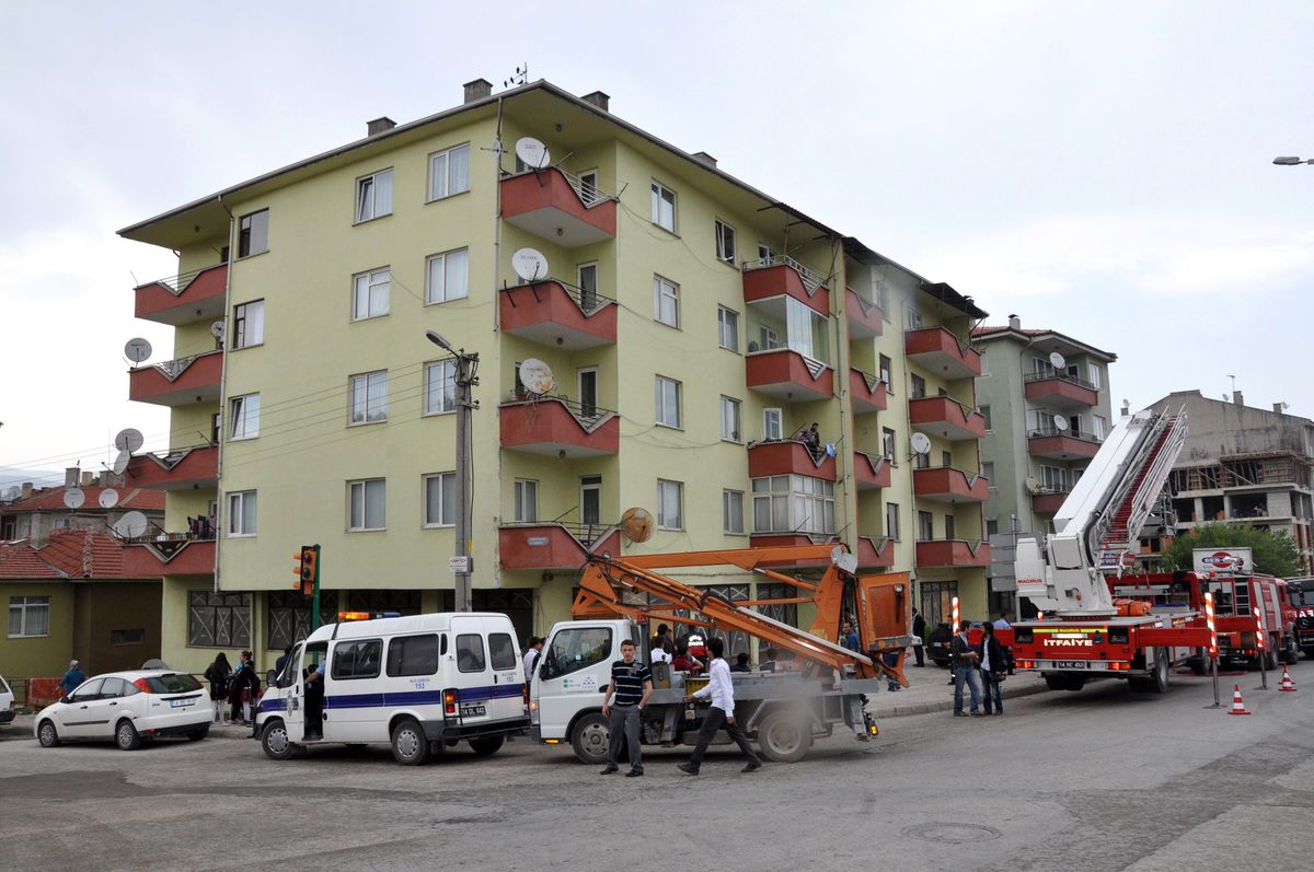 Evde Çıkan Yangın Çocukları Ağlattı