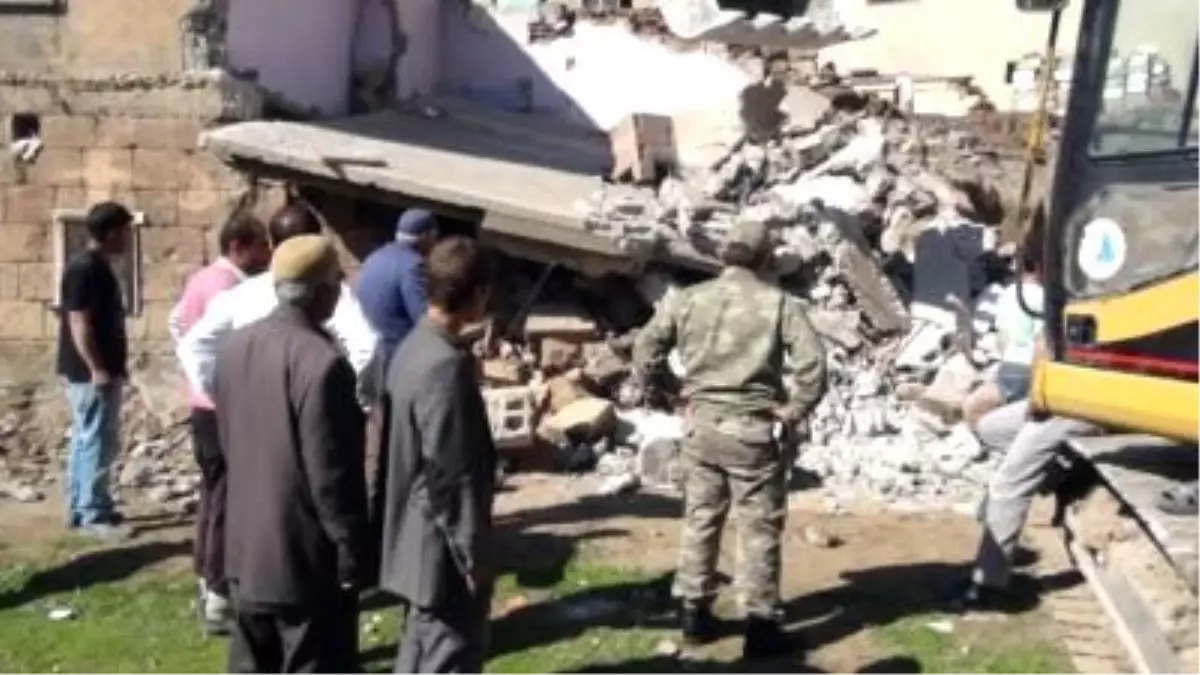 Evin Enkazının Altında Kalan 3 Kişi Yaralandı