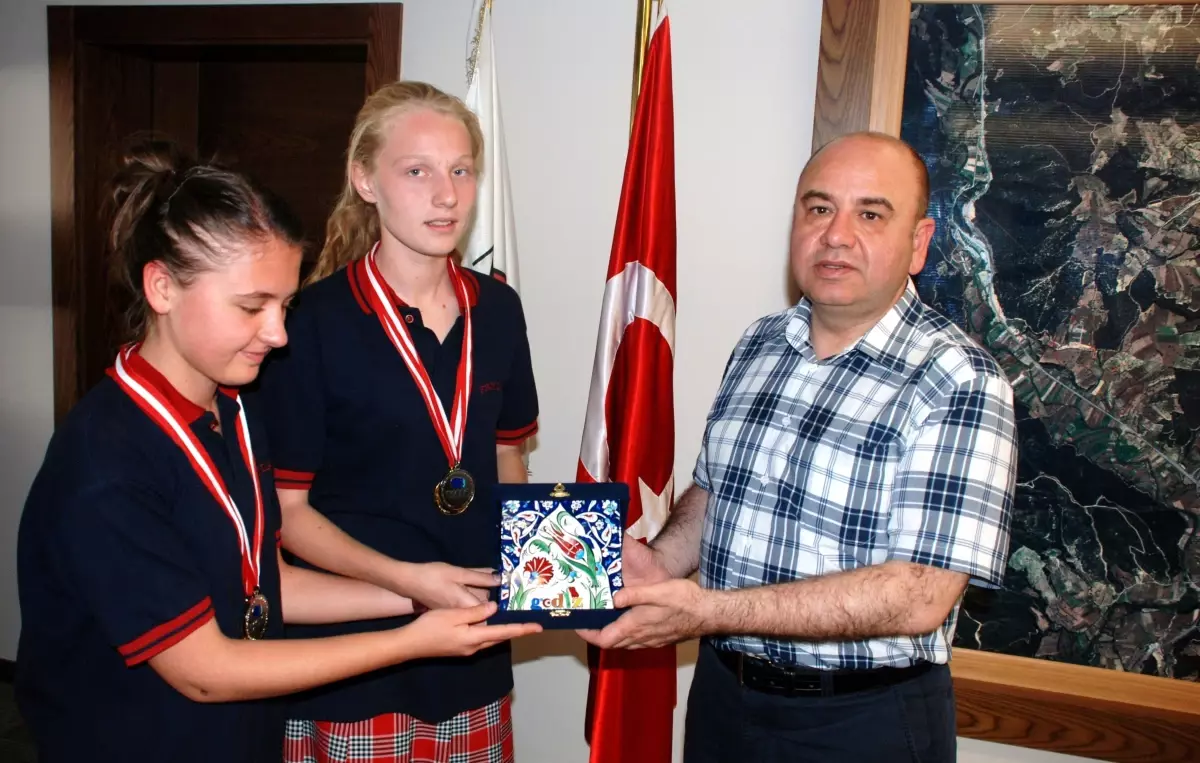 Gediz Belediye Başkanı Saraoğlu, Fen Lisesi\'nin Altın Madalya Sevincini Paylaştı