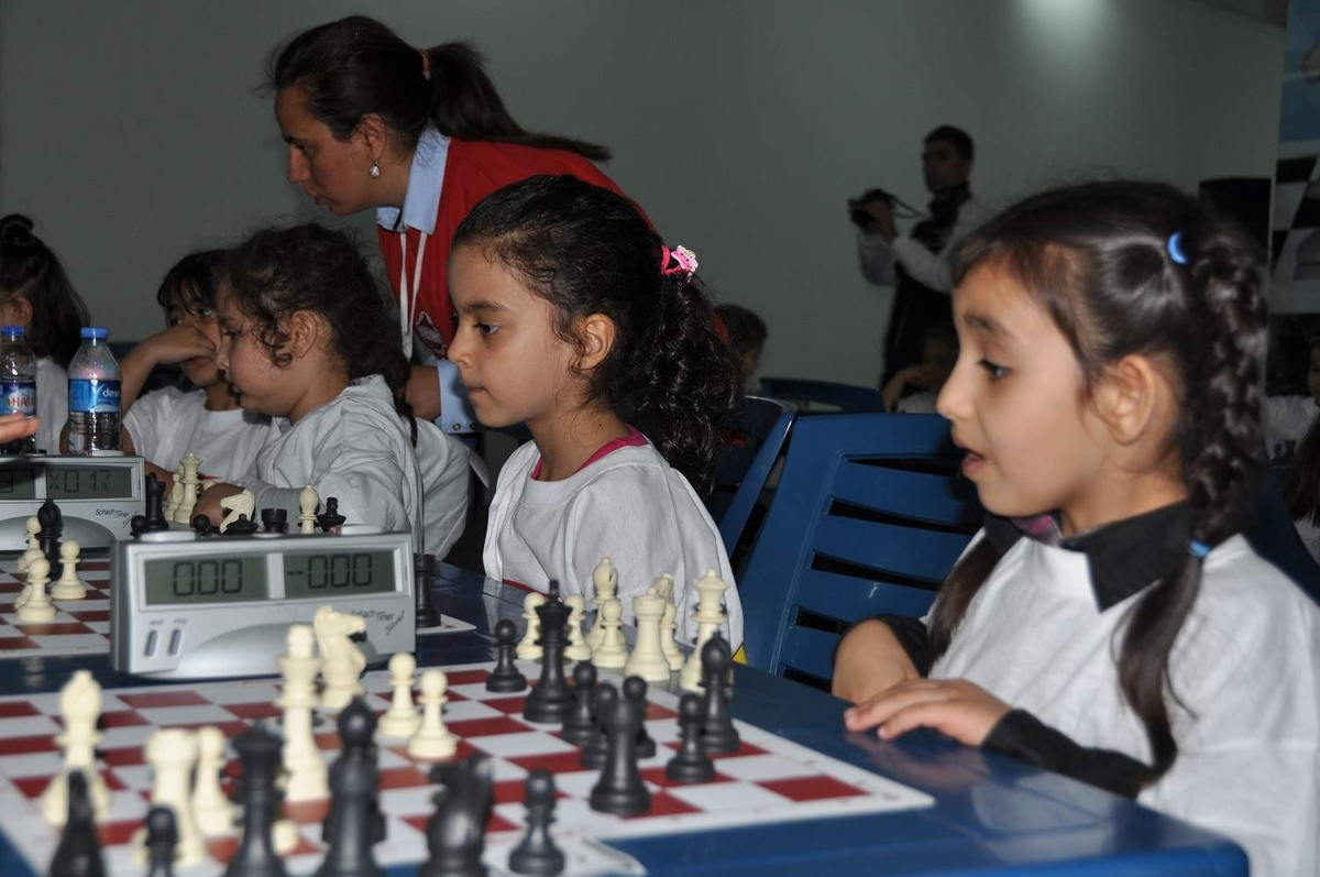 Gkv\'li Minik Yüreklerin Kupa ve Madalya Sevinci