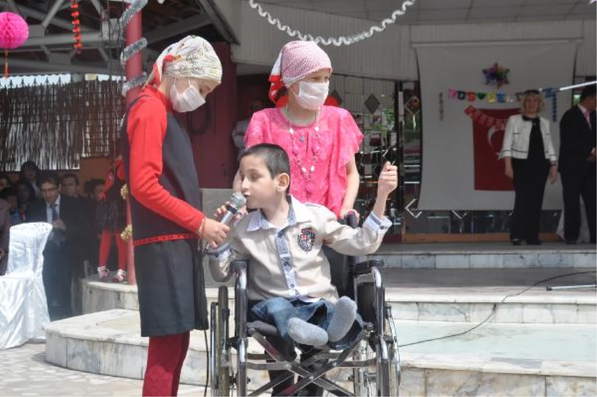 Görme Engelli Öğrencinin Okuduğu Şiir, İzleyicileri Duygulandırdı