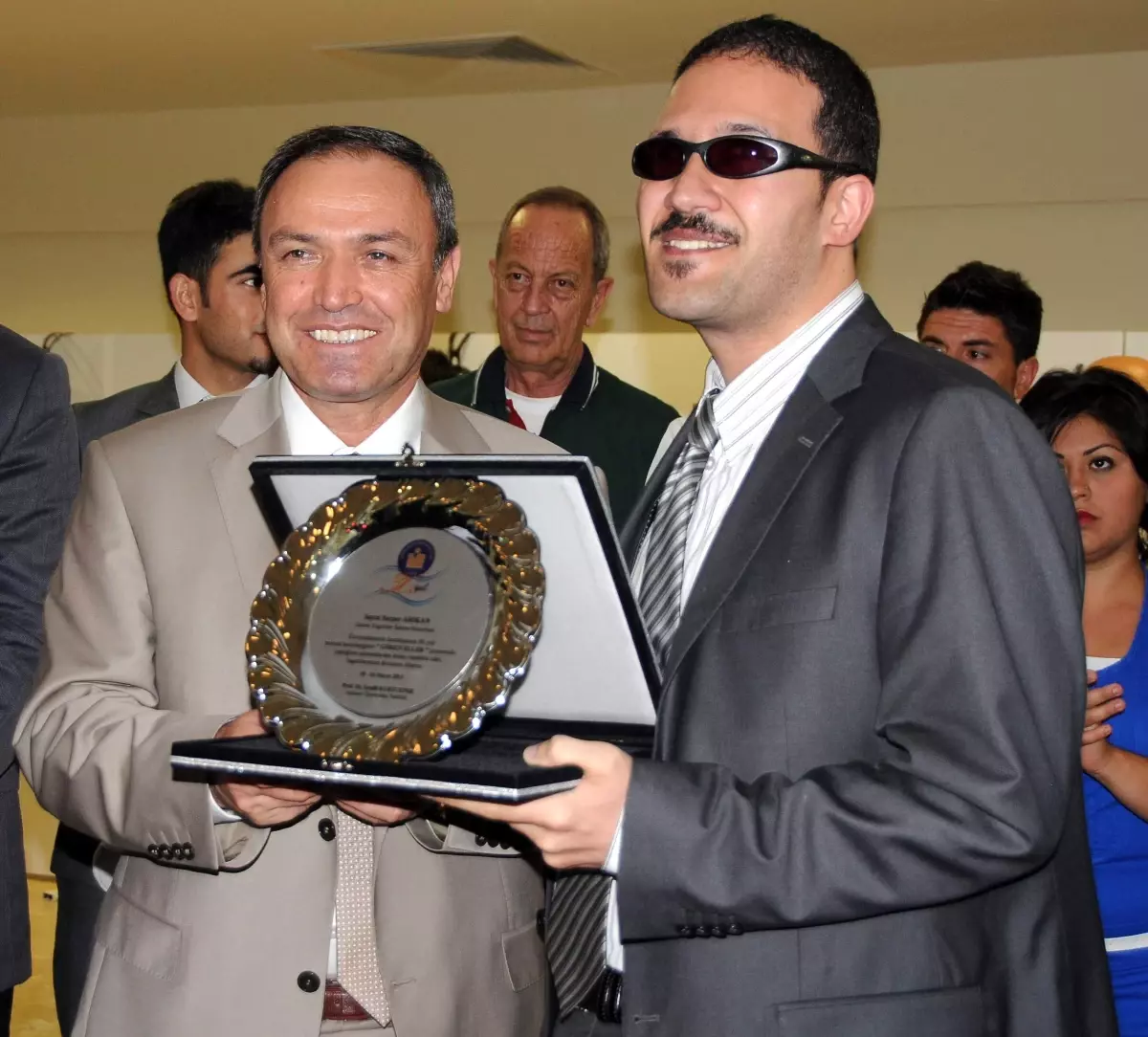 Görme Engellilerle Empati Kurmak İçin Gözlerine Bant Taktılar