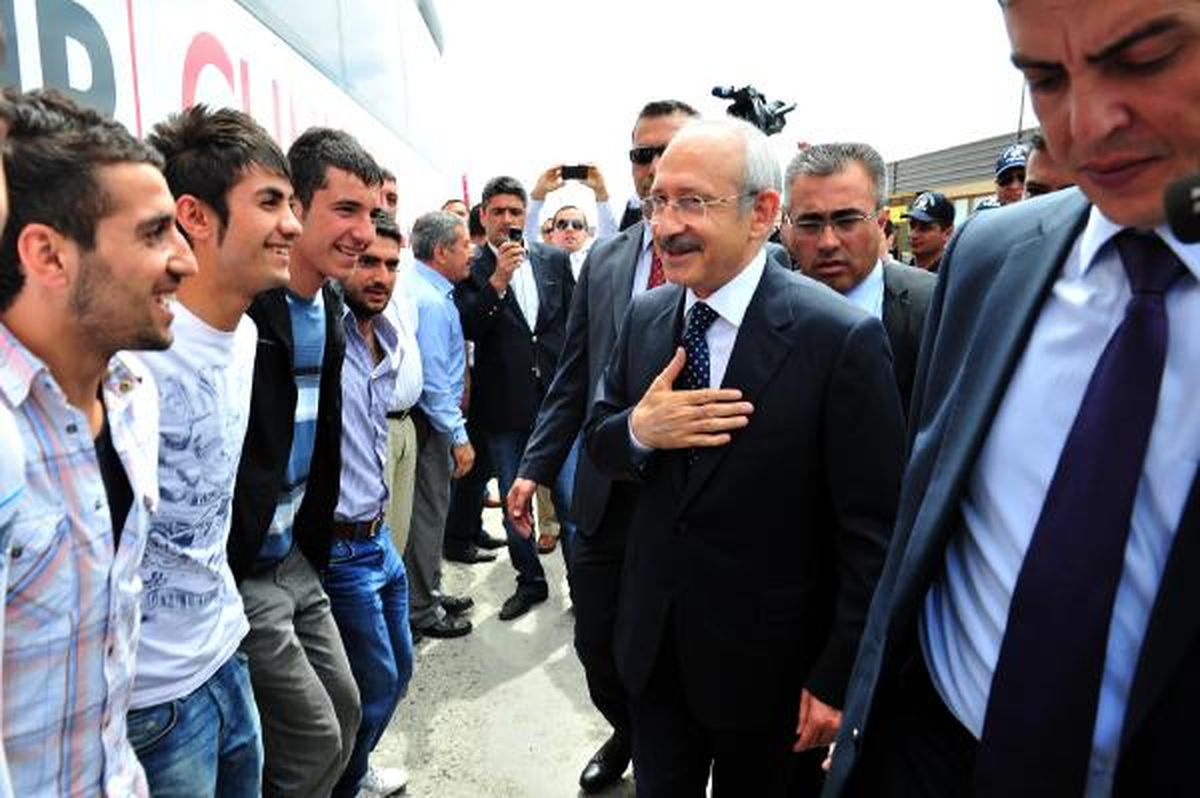 Güroymak\'ta Kılıçdaroğlu\'nu Durdurup Çaya Davet Ettiler