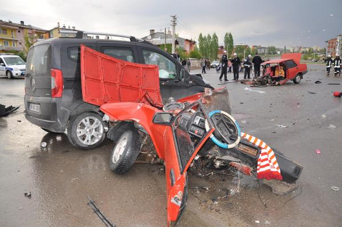 İkiye Bölünen Otomobilden Sağ Çıktı!