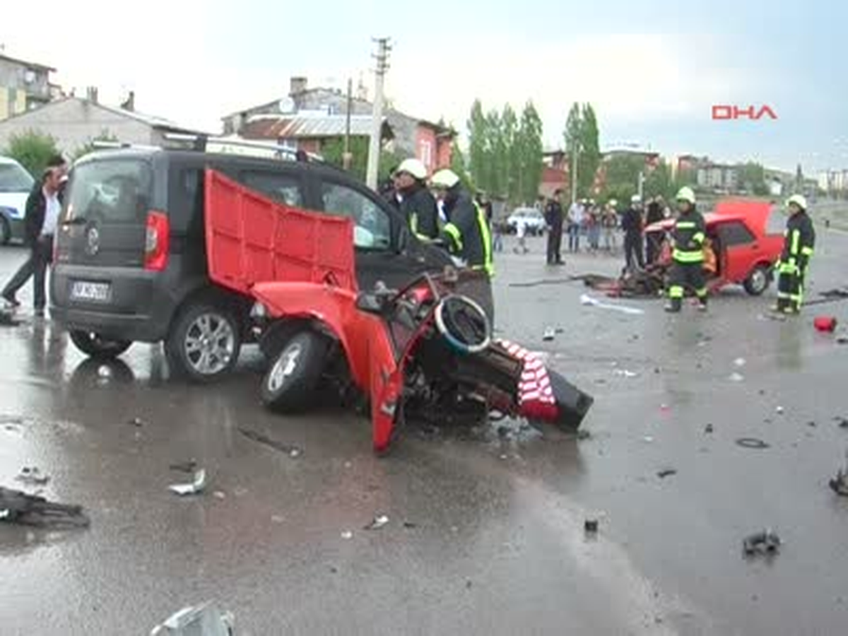 İkiye Bölünen Otomobilden Sağ Çıktı