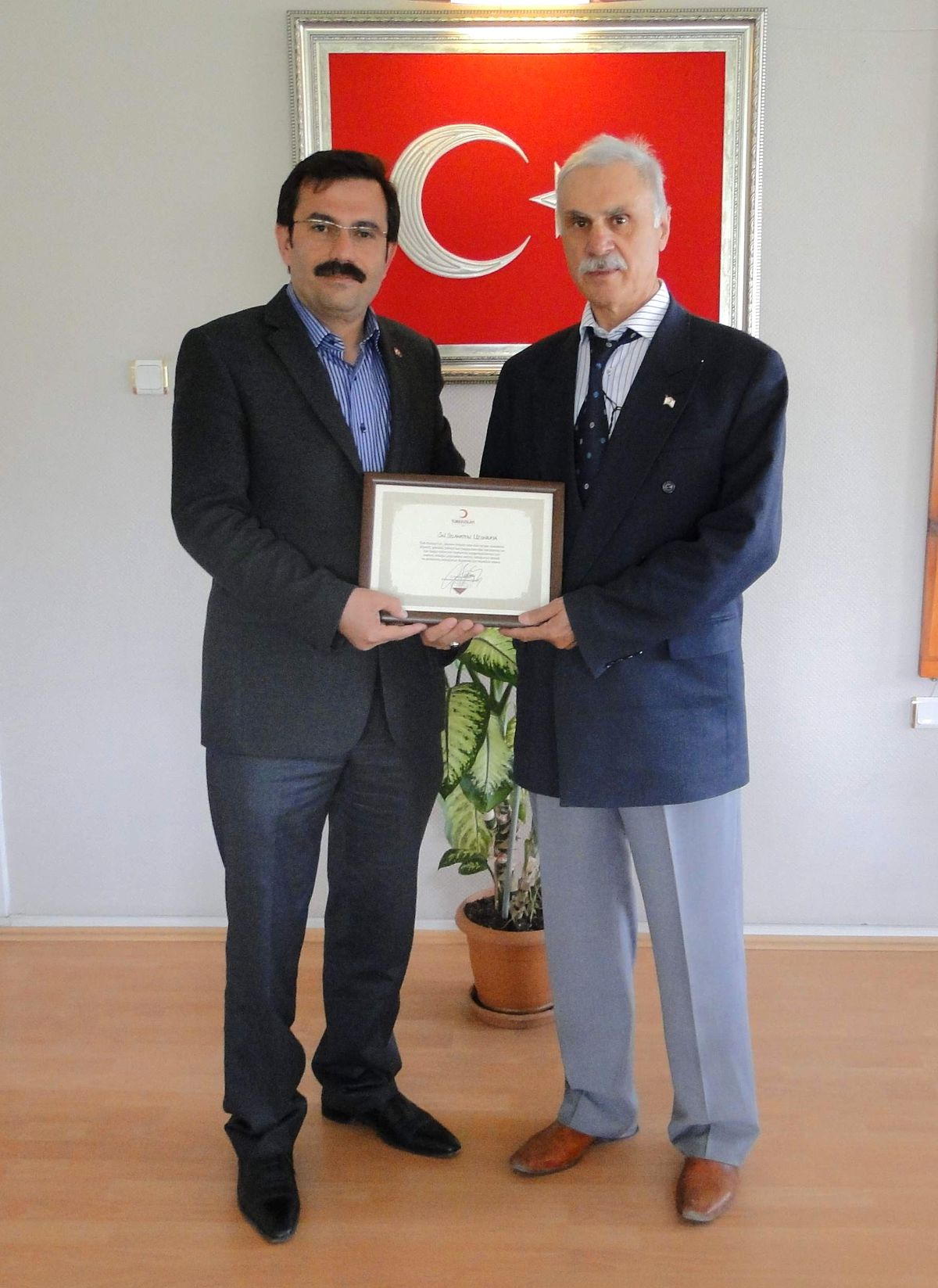 Kızılay\'dan Başkan Uzunkaya\'ya Plaket