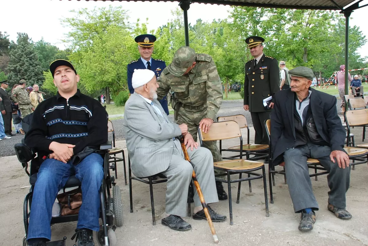 Korgeneral Altıntaş Engelli Askerlerle Tek Tek İlgilendi