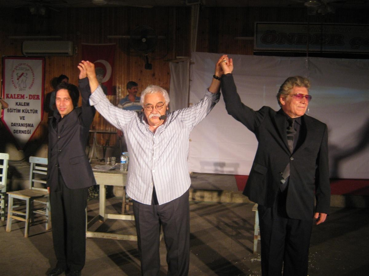 Levent Kırca'dan Samandağ'da 'Azınlık' Performansı