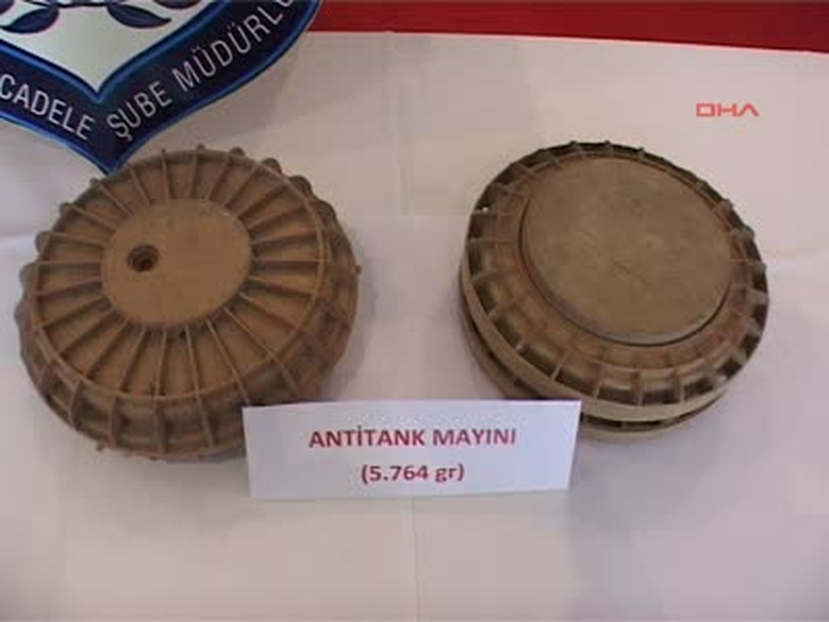Mardinekpkk'lının Aracında Ele Geçirilen Patlayıcı ve Mayınlar Basına Gösterildi