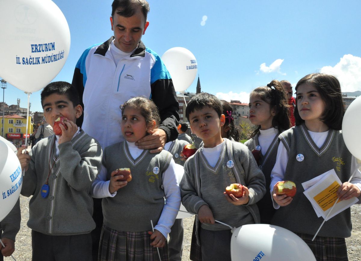 Minik Öğrencilerden 'Sağlık İçin Hareket Et' Yürüyüşü