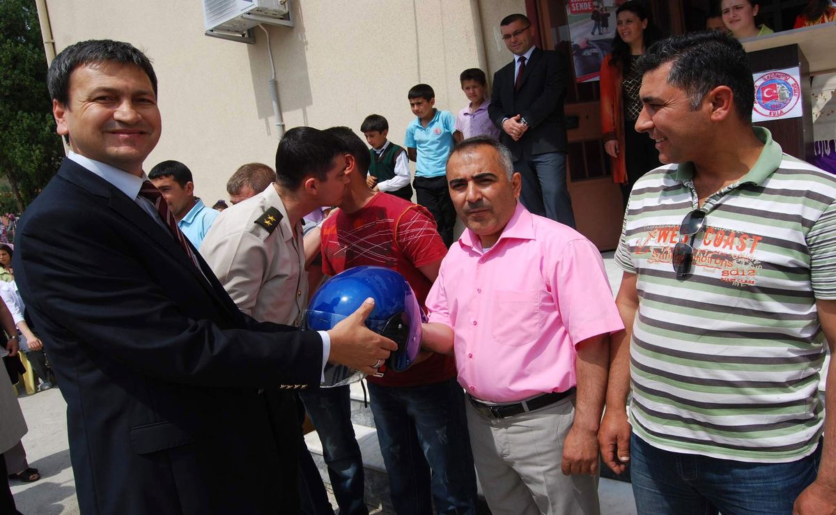 Motosiklet Sürücülerine Ücretsiz Kask Dağıtıldı