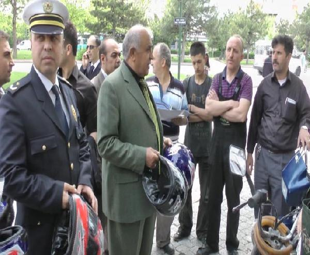 Motosiklet Sürücülerine Ücretsiz Kask Dağıtıldı