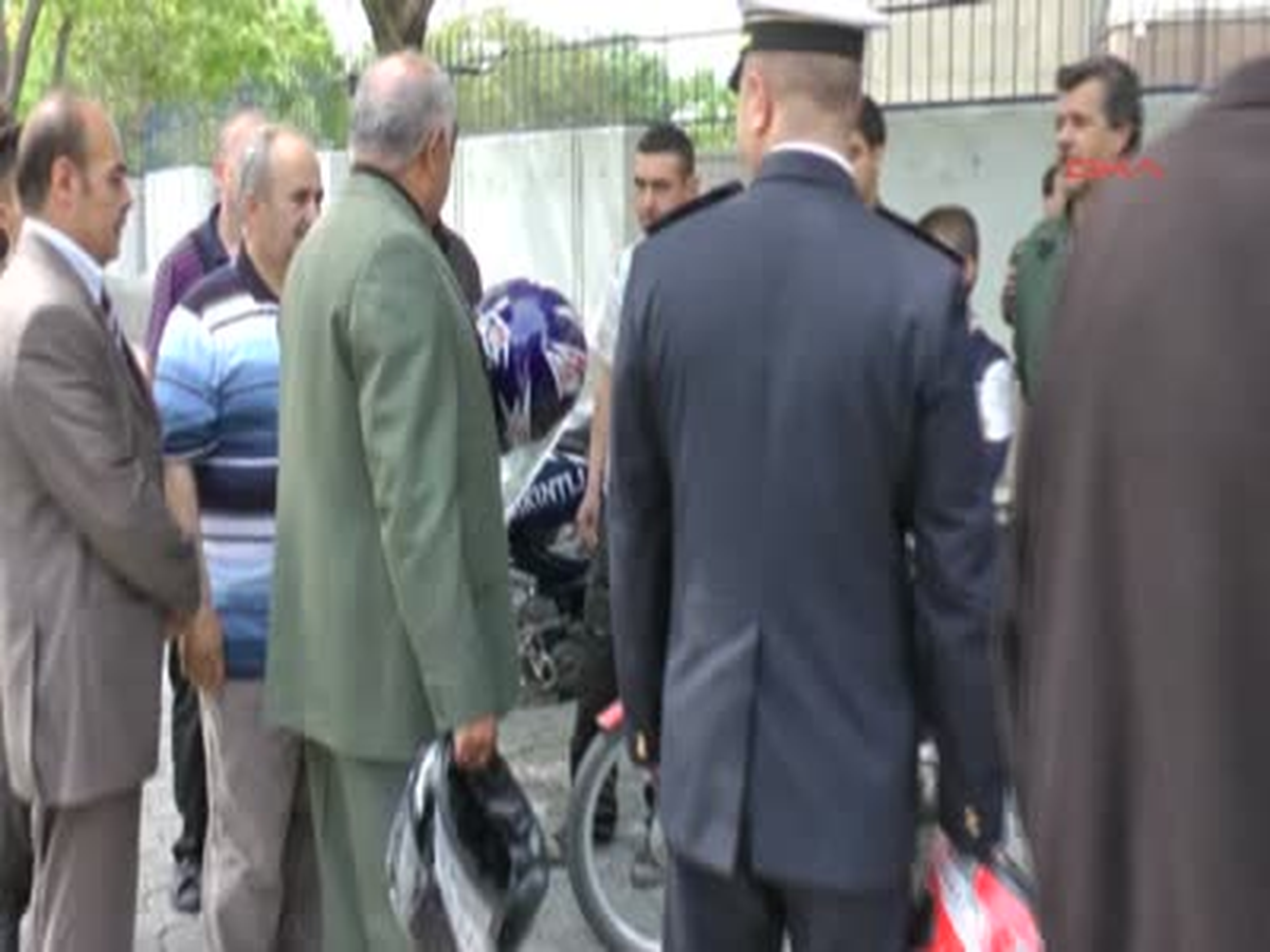Motosiklet Sürücülerine Ücretsiz Kask Dağıtıldı