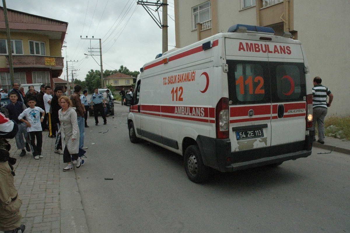 Öğrenci Servisi Otomobil ile Çarpıştı: 8 Yaralı