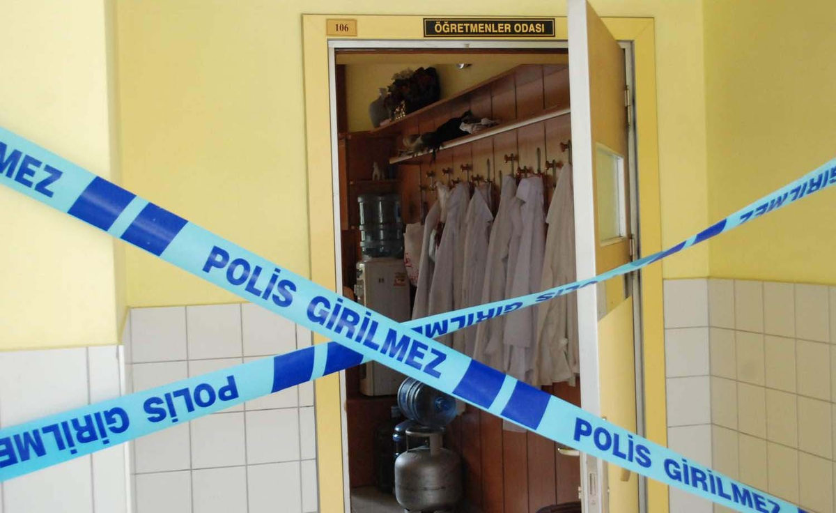 Okulun Çelik Kasasını Parçalayıp Kermes Paralarını Çaldılar