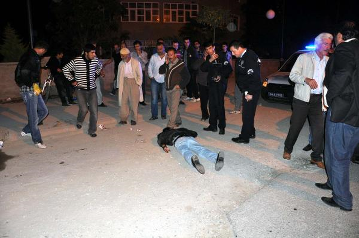 Otomobilden İndirdikleri Genci, Öldüresiye Dövdüler