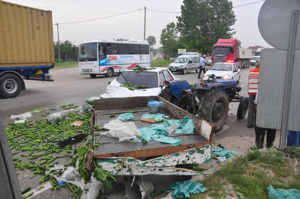 Otomobille Çarpışan Traktördeki Salatalıklar Yola Saçıldı