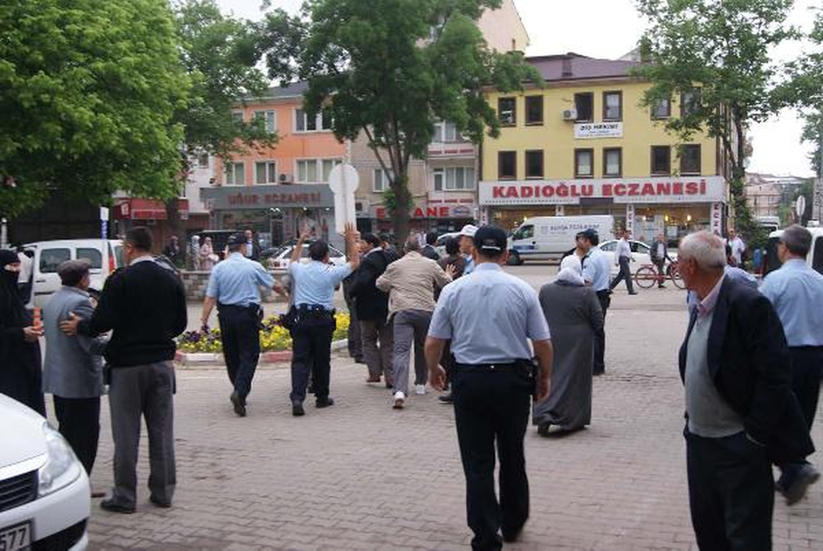 Pazarcıların Yer Kavgası; 2 Kişi Tabancayla Yaralı
