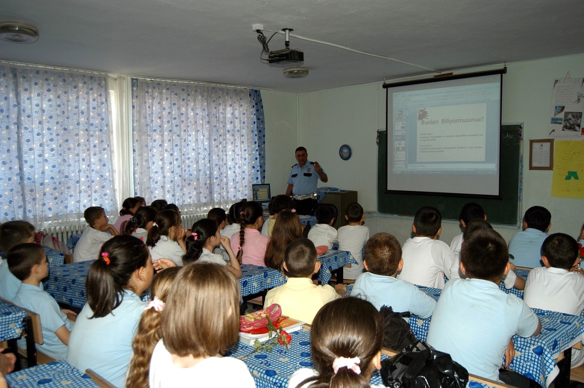 Şair Nevi İlköğretim Okulunda Trafik Haftası ile İlgili Seminer Verildi
