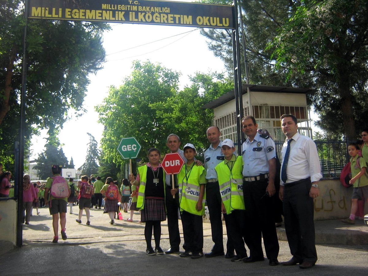 Salihli Emniyet\'i Öğrencilere Kuru Üzüm Dağıttı