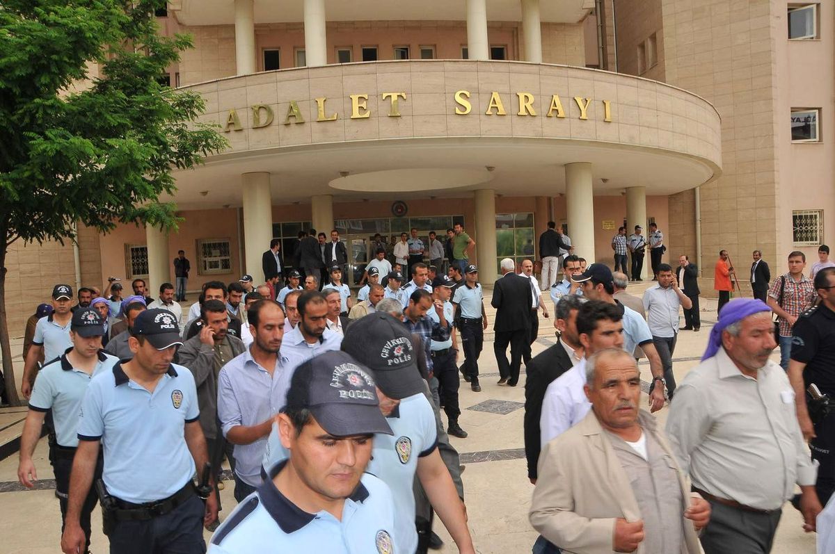 Şanlıurfa\'da Adliye Önünde Kavga