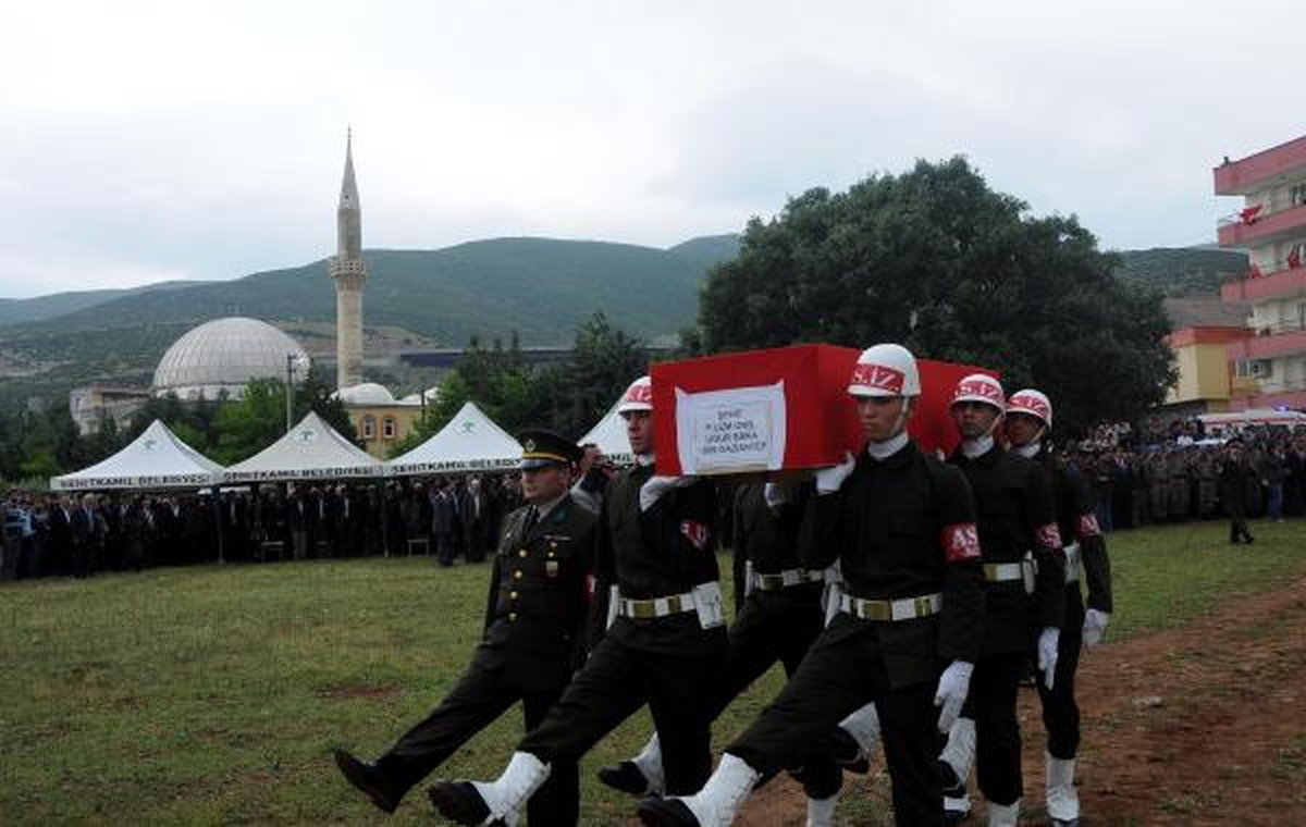 Şehit Uzman Onbaşı\'yı, 8 Bin Kişi Gözyaşlarıyla Uğurladı