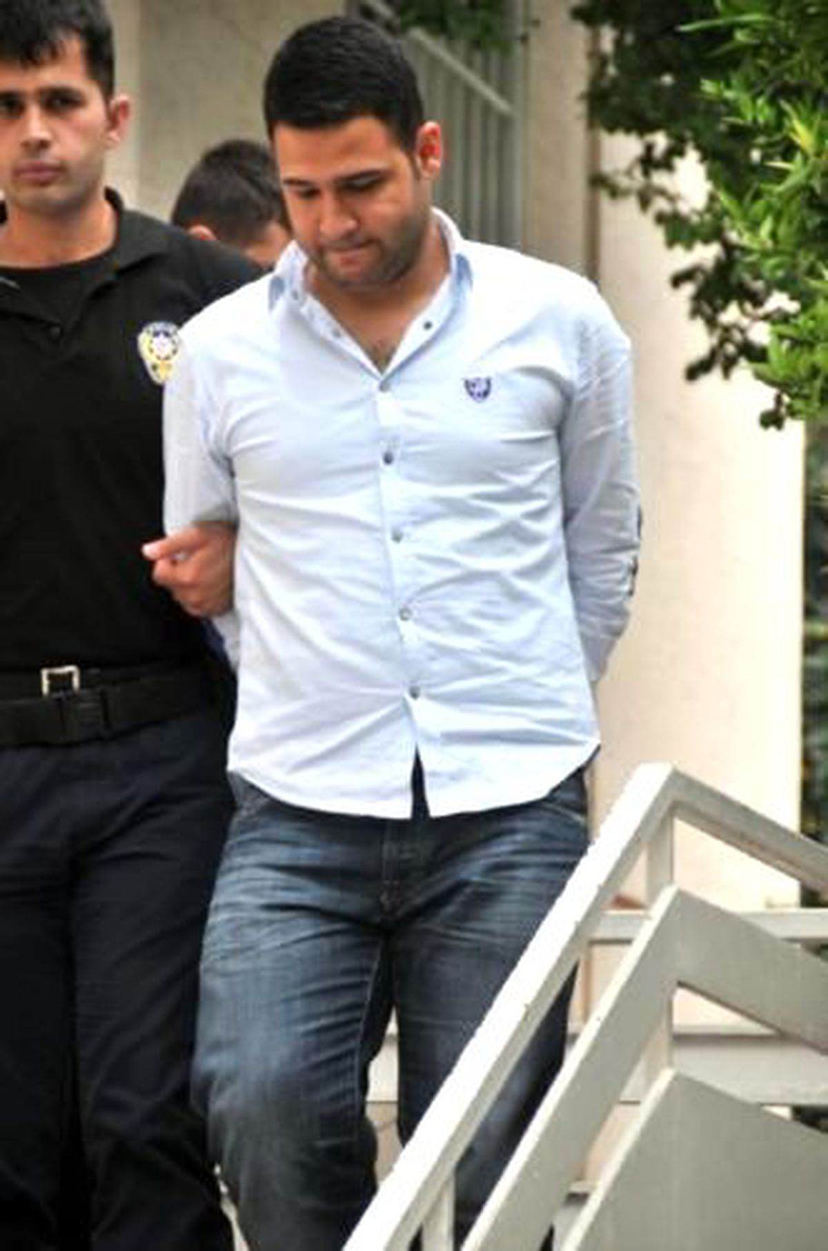 Tehdit, Hırsızlık ve Sahte Belgeyle 200 Bin Liralık Lüks Aracı 11 Bin Liraya Aldılar